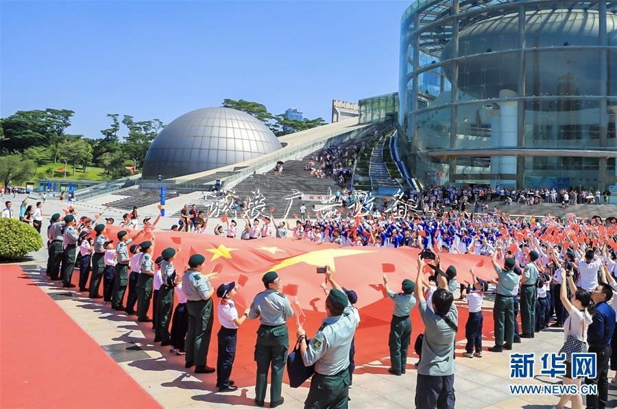 香港工聯(lián)會舉辦酒會社區(qū)宣傳欄慶祝新中國成立70周年