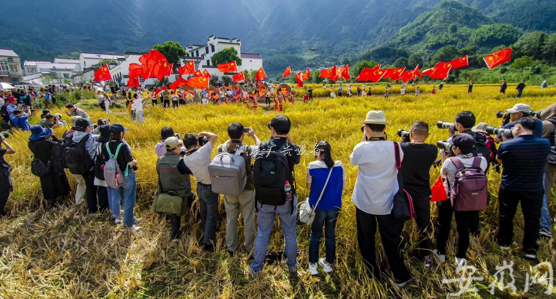 石臺農(nóng)民歡慶“中國學(xué)校宣傳欄農(nóng)民豐收節(jié)” （組圖）