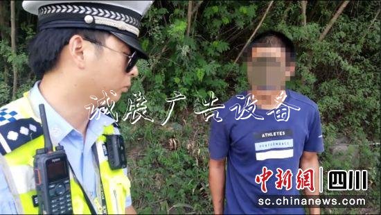 自貢一男子穿拖學(xué)校宣傳欄鞋駕駛貨車被查處