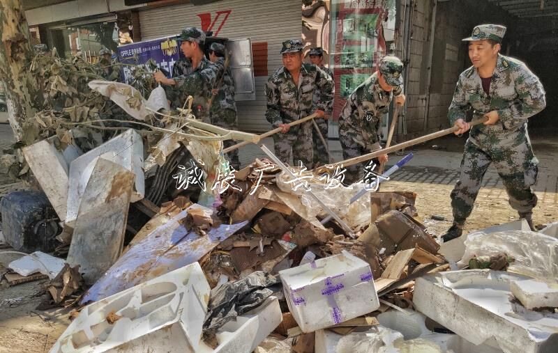 8月12日，來(lái)自臺(tái)州各地的民兵在臨海各條路上清理災(zāi)后垃圾。當(dāng)天，臨海市城區(qū)內(nèi)澇已基本解除，古城、大洋等部分積水地區(qū)正在抽排。醫(yī)療、電力、交通、供水、通信等部門及武警、民兵、志愿者等和社會(huì)各界投入大量人力物力展開(kāi)全方位搶修，多數(shù)已得到恢復(fù)；市民們也積極投入到家園的清洗和整理，逐漸回到正常的生活。孫金標(biāo) 攝