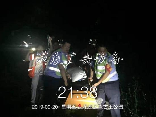 楊紹偉、鐘景威和醫(yī)護人員一起將暈倒男子抬下山