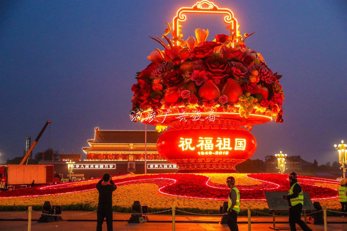 “普天同慶”中心花壇路燈燈箱亮相天安門廣場，僅用7小