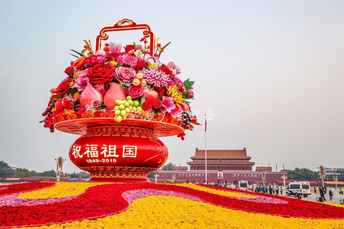 “普天同慶”中心花壇路燈燈箱亮相天安門廣場，僅用7小