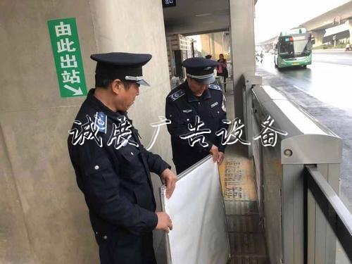 鄭州道路兩側(cè)戶外廣告垃圾分類(lèi)亭整治第一站：紫荊山立交橋