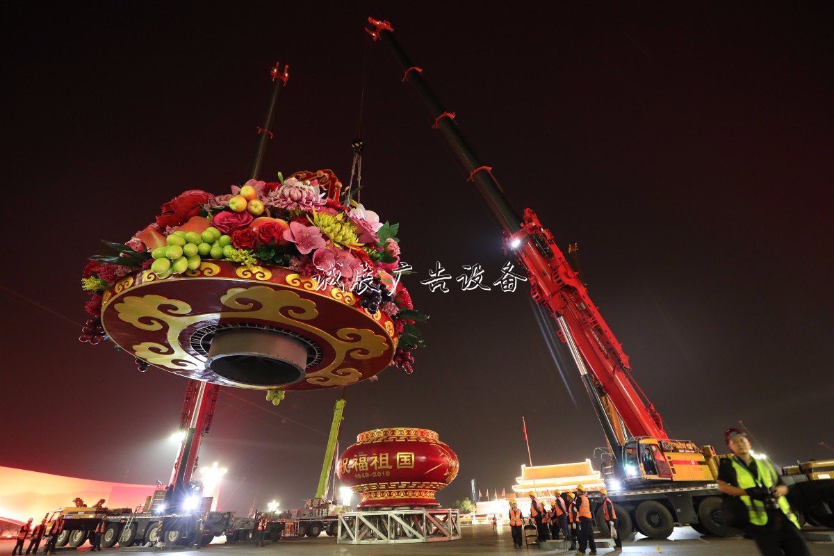 “普天同慶”中心花壇路燈燈箱亮相天安門廣場，僅用7小