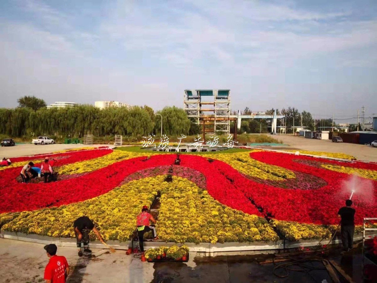 “普天同慶”中心花壇路燈燈箱亮相天安門廣場，僅用7小