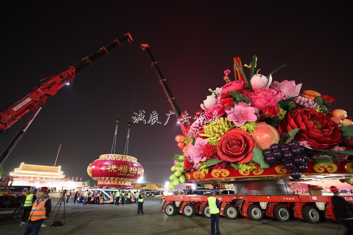 “普天同慶”中心花壇路燈燈箱亮相天安門廣場，僅用7小