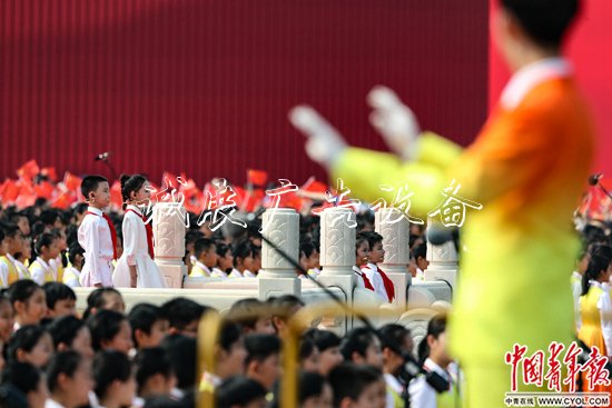 10月1日，北京天安門廣場，慶祝中華人民共和國成立70周年大會上，合唱團唱響《今天是你的生日》。中國青年報·中國青年網(wǎng)記者 李雋輝/攝