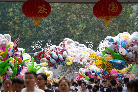 國(guó)慶假期，合肥逍遙垃圾箱津公園游人如織(組圖)