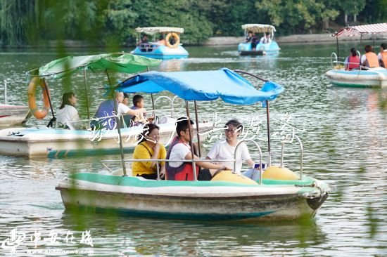 國(guó)慶假期，合肥逍遙垃圾箱津公園游人如織(組圖)