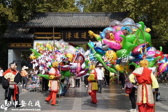 國(guó)慶假期，合肥逍遙垃圾箱津公園游人如織(組圖)