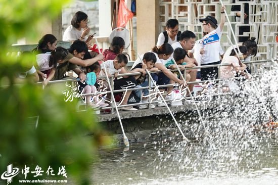 國(guó)慶假期，合肥逍遙垃圾箱津公園游人如織(組圖)