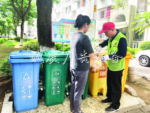 福建廈門:社區(qū)黨建引領(lǐng)戶外滾動燈箱 因地制宜打好垃圾分類攻