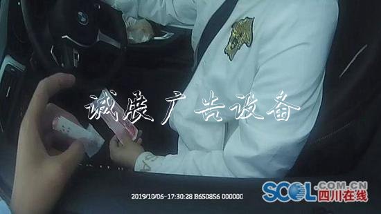 男子在成名高速上駕車時垃圾收集亭毒癮發(fā)作 停應急車道吸毒被查