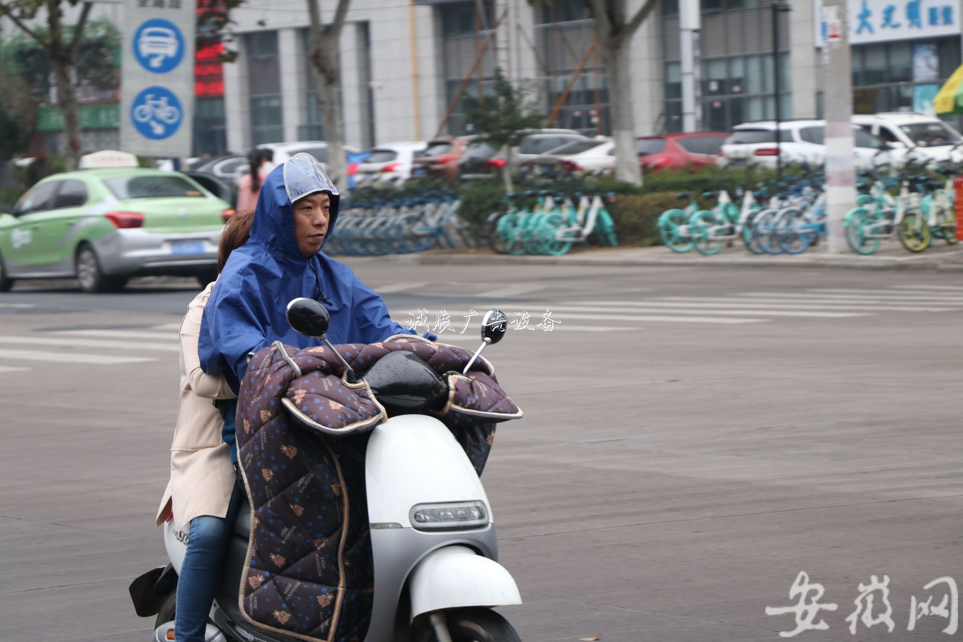 寒露迎小雨學(xué)校宣傳欄 合肥秋意濃