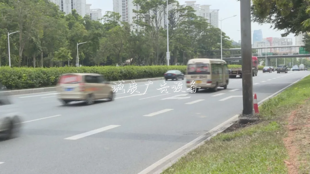 撞上路牌鐵柱子，出租垃圾箱車突然起火！的哥傷重不