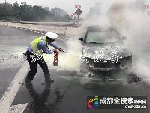 天府立交上轎車(chē)突然起滾動(dòng)式燈箱火 網(wǎng)友點(diǎn)贊交警緊急救火