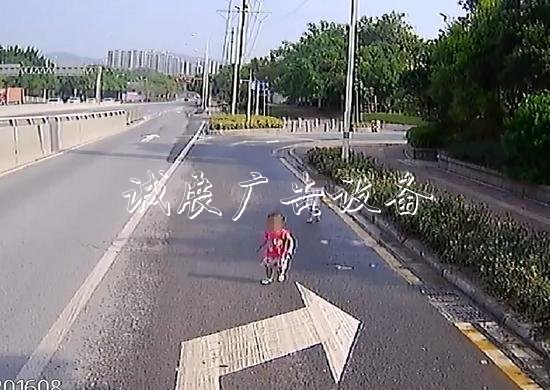 馬路車道闖入2個3歲女童宣傳欄廠家 他停車把小孩抱到安全區(qū)域