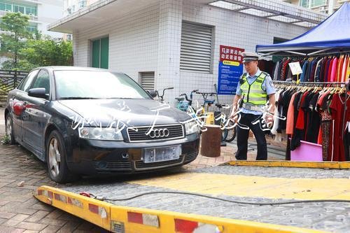 奧迪車停了兩年沒人理文化宣傳欄聯(lián)系不上車主 警方：拖走