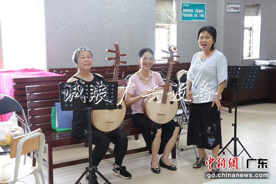 鳳馨苑民樂團的團員們正在排練 供圖：麥婉華