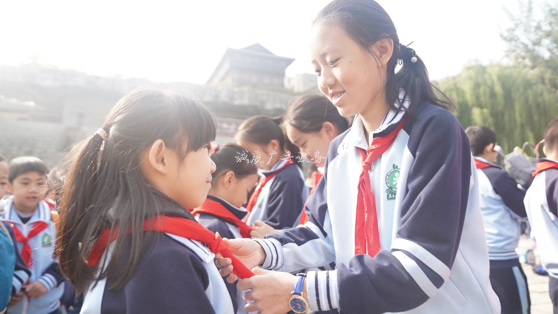 北京：黑芝麻胡同小學(xué)獻(xiàn)不銹鋼宣傳欄禮中國少年先鋒隊建隊70周年