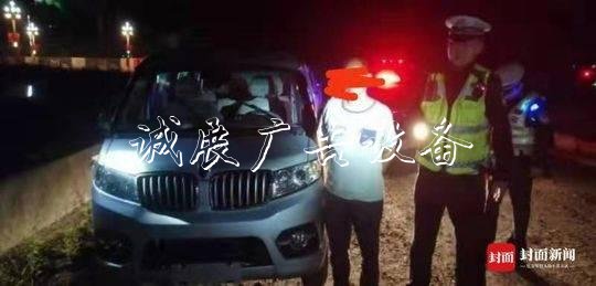 無證駕駛無牌車沖關還宣傳欄阻礙執(zhí)法 男子被拘5日扣12分