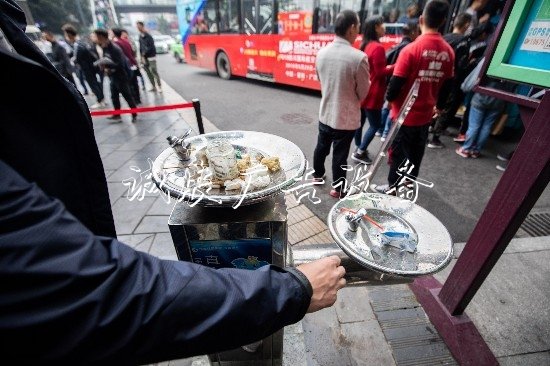 尷尬！成都寬窄巷子的黨建宣傳欄直飲水機(jī)竟變“垃圾箱”