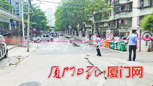 垃圾桶內(nèi)裝有爆炸物？不銹鋼宣傳欄 廈門警方：系煙花爆竹已處理