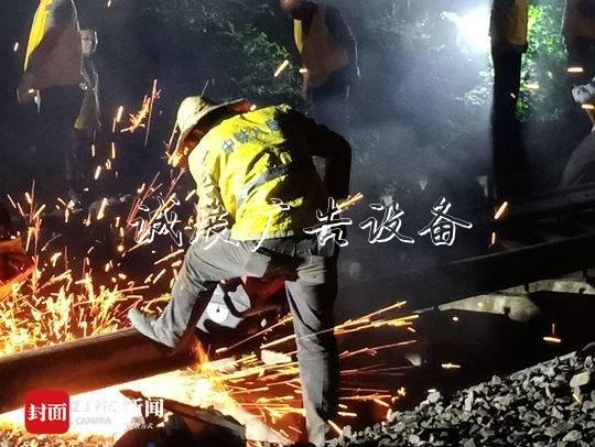 成都火車北站商貿(mào)大戶外滾動燈箱道跨鐵路立交順利合龍