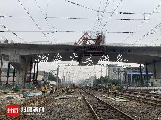 成都火車北站商貿(mào)大戶外滾動燈箱道跨鐵路立交順利合龍