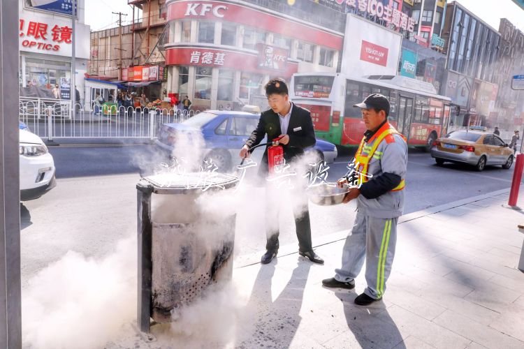 煙頭又惹禍垃圾桶起火分類垃圾亭！市民環(huán)衛(wèi)齊心兩分鐘化險(xiǎn)