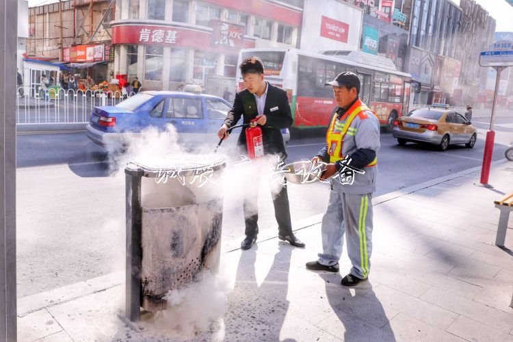 煙頭又惹禍垃圾桶起火分類垃圾亭！市民環(huán)衛(wèi)齊心兩分鐘化險(xiǎn)