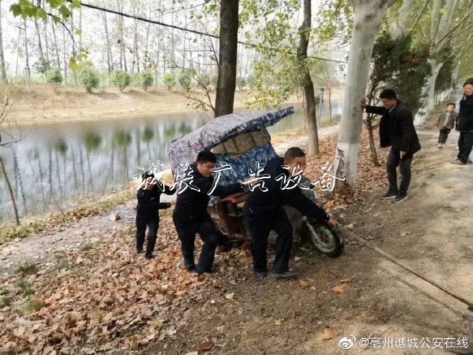 亳州一男子騎電動(dòng)車去滾動(dòng)廣告燈箱釣魚 魚沒釣上來車掉河里了