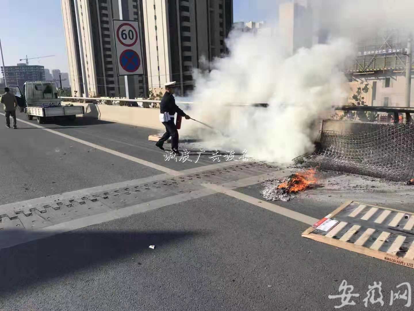 有你的快遞嗎？蕪湖一貨垃圾箱車起火 滿車的包裹化為灰燼