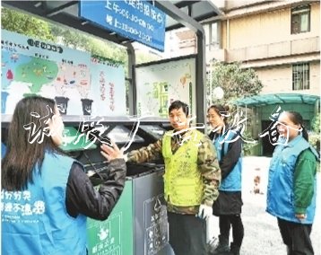 江岸一小區(qū)率先滾動廣告燈箱定時定點垃圾分類