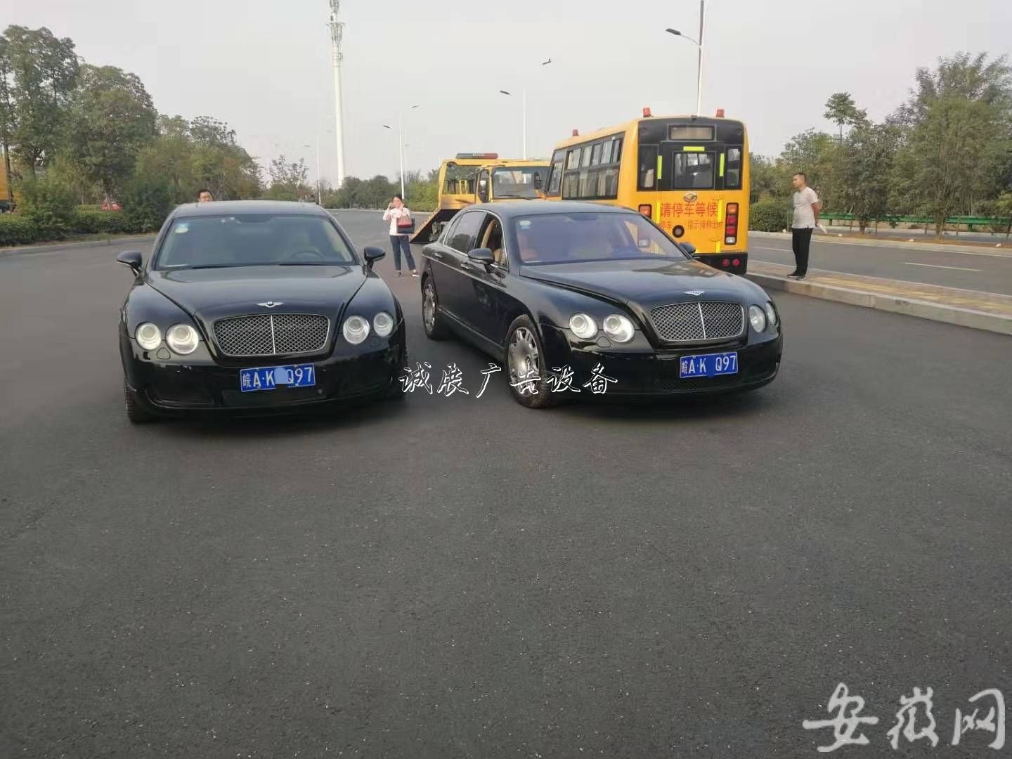 “孿生”賓利同時跑大街廣告垃圾箱上 合肥交警查處多起豪車違法