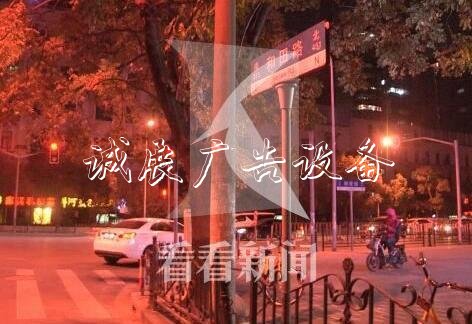 上?，F(xiàn)全是套路路戶外滾動(dòng)燈箱牌 擅自改動(dòng)涉嫌違法