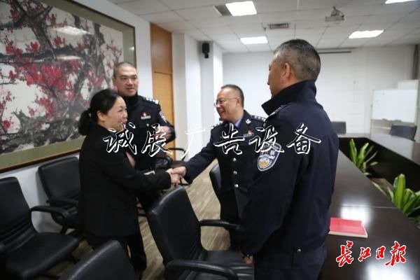 “板姐”為武漢交通垃圾收集亭獻計，交警現(xiàn)場調(diào)研解決