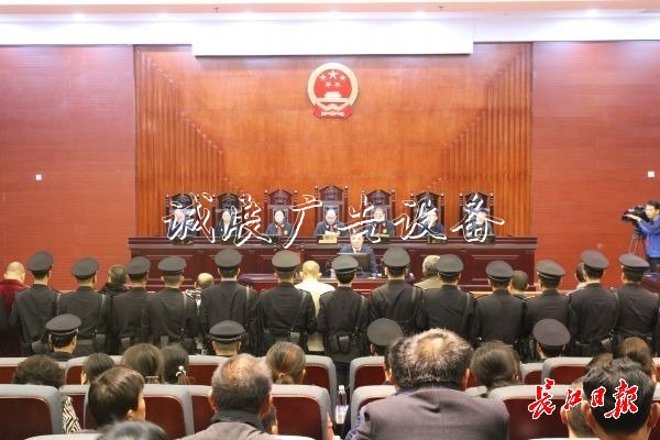 16人涉黑案公開宣判戶外廣告燈箱，涉黑頭目曾璽被判20年