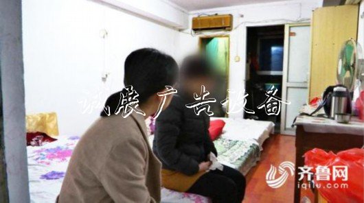 （莊女士的臨時住處，三張床鋪，一張桌子、一個衣柜、一張椅子基本占滿了房間）