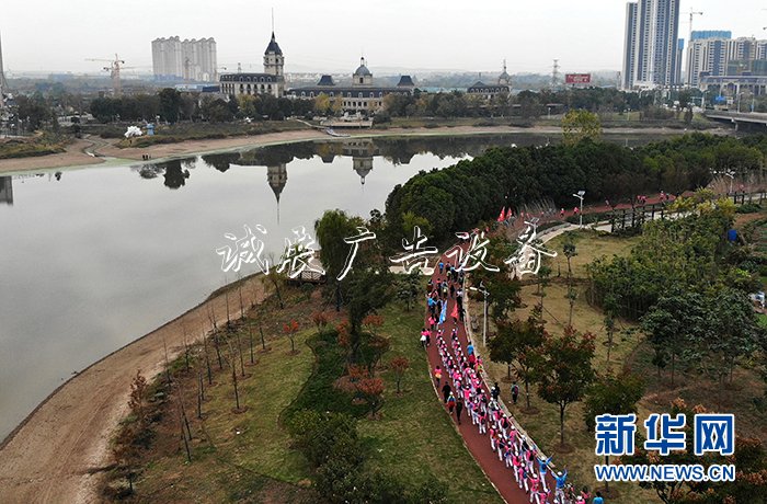 3000余名戶外徒步愛好閱報(bào)欄燈箱者齊聚武漢體驗(yàn)運(yùn)動(dòng)之樂