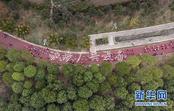 3000余名戶外徒步愛好閱報(bào)欄燈箱者齊聚武漢體驗(yàn)運(yùn)動(dòng)之樂