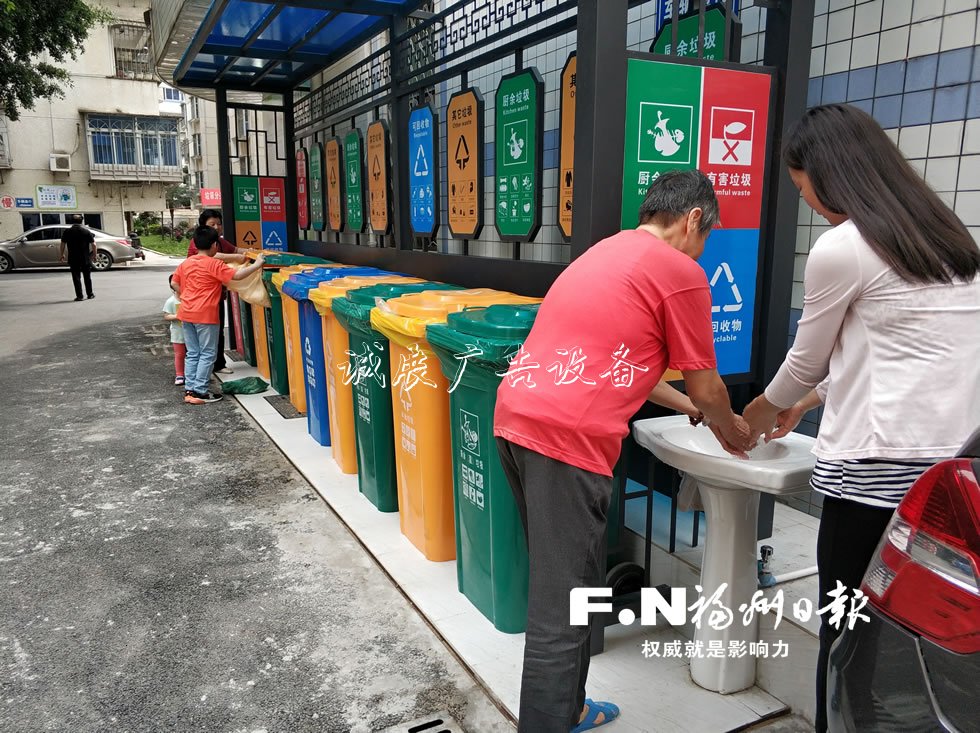 能擋雨可洗手不臟臭 福廣告燈箱州這個垃圾分類投放亭有創(chuàng)意