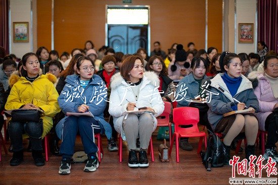 村里的幼垃圾收集亭兒園