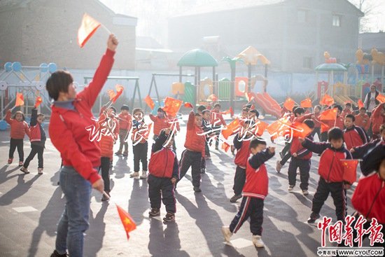 村里的幼垃圾收集亭兒園