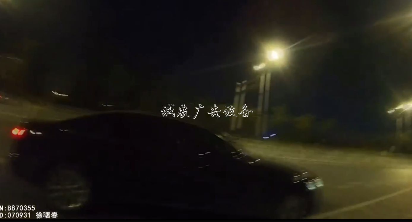 狠！男子遇查酒駕 大滾動(dòng)廣告燈箱冬天竟棄車逃竄跳入水塘里