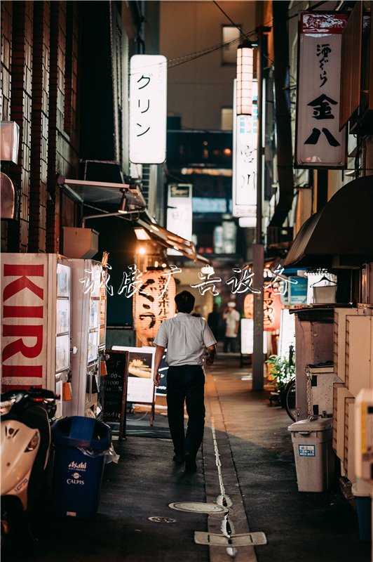 夜幕下的路牌活力東京