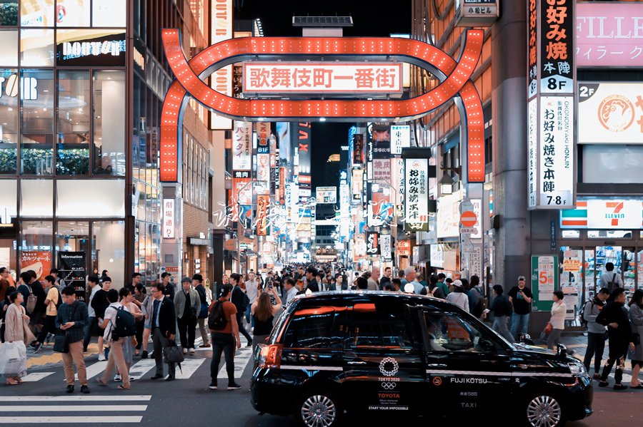 夜幕下的路牌活力東京