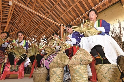 深山土瑤戶外滾動(dòng)燈箱脫貧路