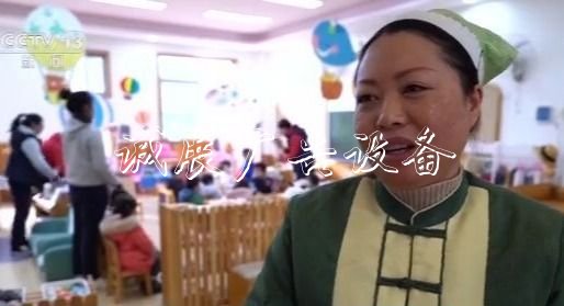 地震來臨 幼兒園老師迅戶外廣告燈箱速帶娃撤離 網(wǎng)友紛紛點(diǎn)贊